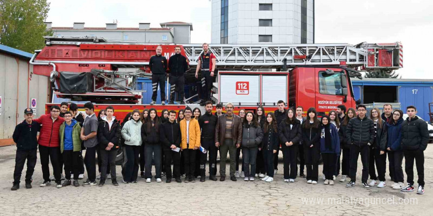 Bozüyük Belediyesi İtfaiyesi’nden Afetlere Hazırlık Kulübü öğrencilerine yangın eğitimi