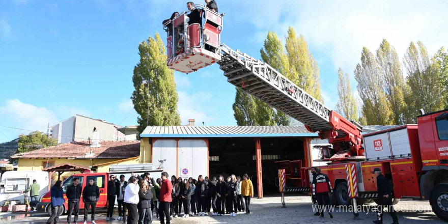 Bozüyük Belediyesi İtfaiyesi’nden Afetlere Hazırlık Kulübü öğrencilerine yangın eğitimi