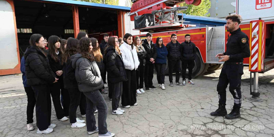 Bozüyük Belediyesi İtfaiyesi’nden Afetlere Hazırlık Kulübü öğrencilerine yangın eğitimi