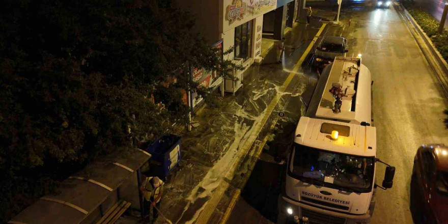 Bozüyük’te ana cadde kaldırımları esnafların kaldırdığı  tezgahların ardından köpüklü yıkama ile temizlendi