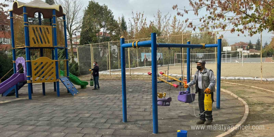 Bozüyük’te çocuk parkları dezenfekte  ediliyor