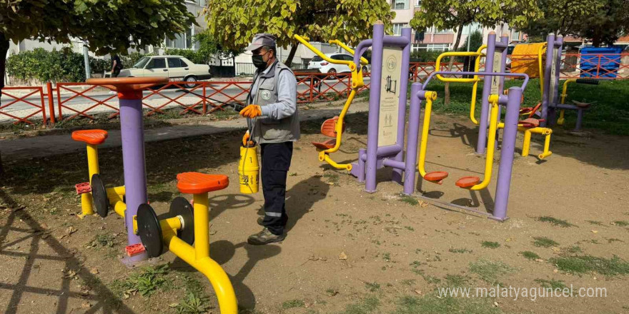 Bozüyük’te çocuk parkları dezenfekte  ediliyor