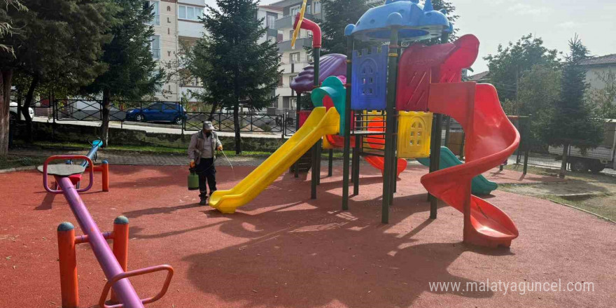 Bozüyük’te çocuk parkları dezenfekte  ediliyor