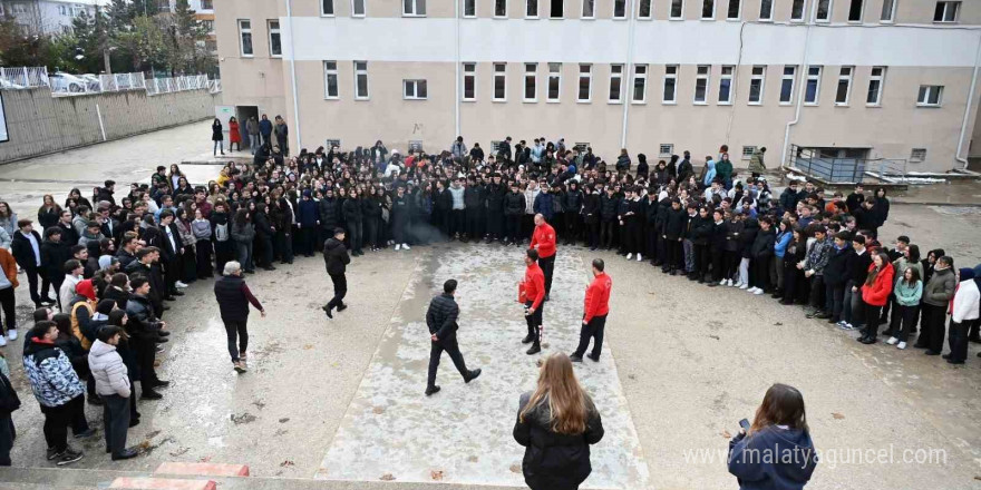 Bozüyük’te Kumral Abdal Anadolu Lisesi öğrencilerine yangın eğitimi