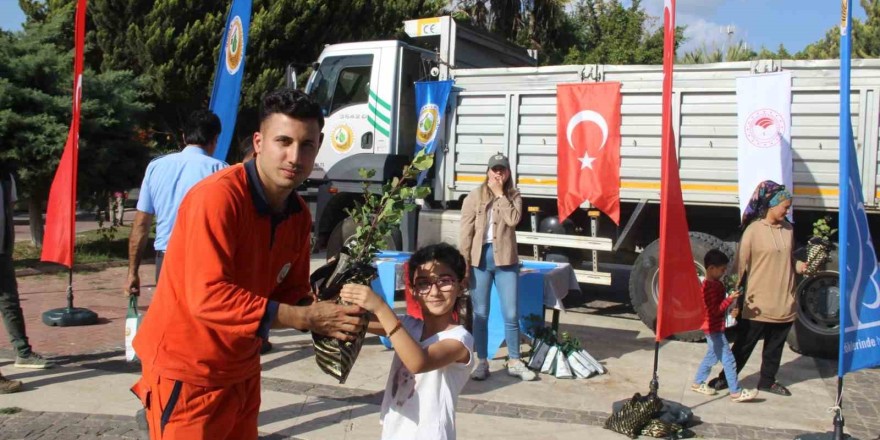 Bozyazı’da vatandaşlara ücretsiz fidan dağıtıldı