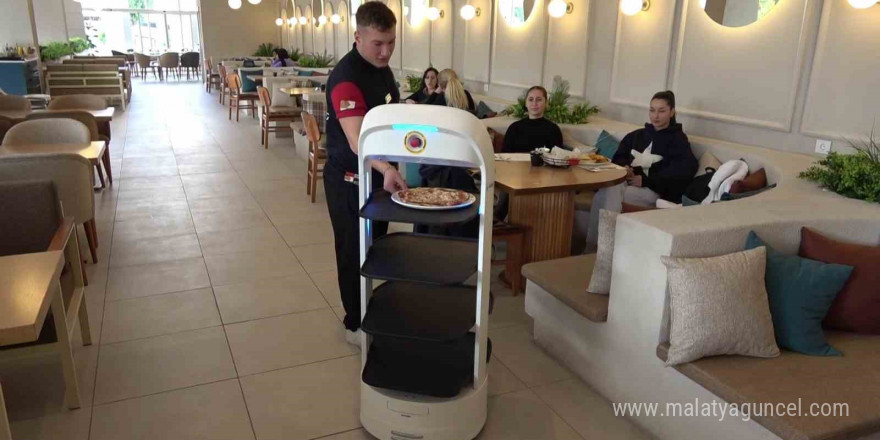 Bu kafede servislere robot yardımcı oluyor