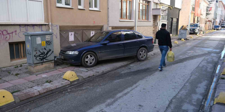 Bu mahallede kaldırımlar yürümek için değil araç park etmek için kullanılıyor