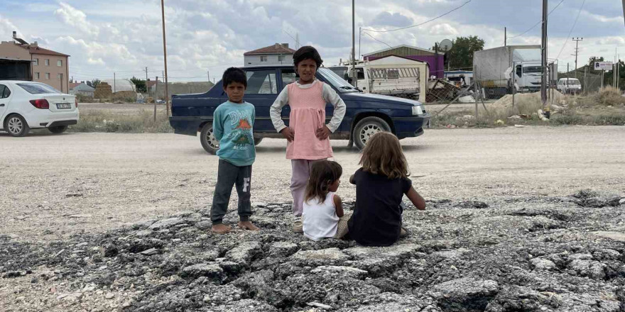 Bu mahallede yaşayanlar tozdan dolayı pencerelerini açamıyor