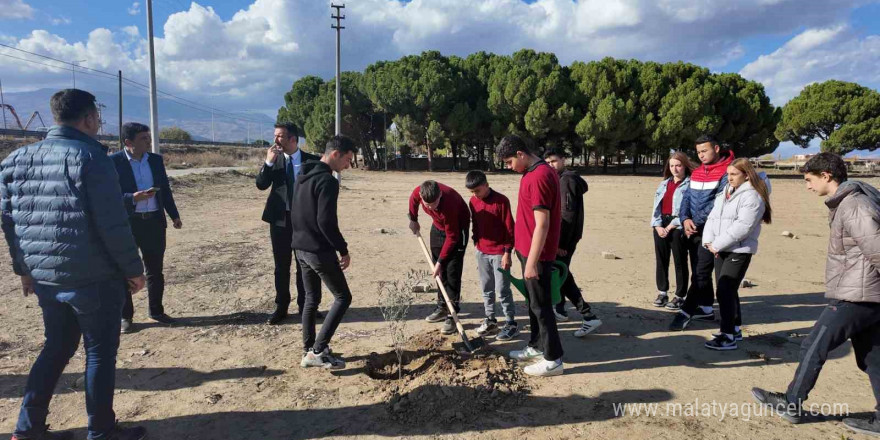 Bu okulda dersler tarlada işleniyor