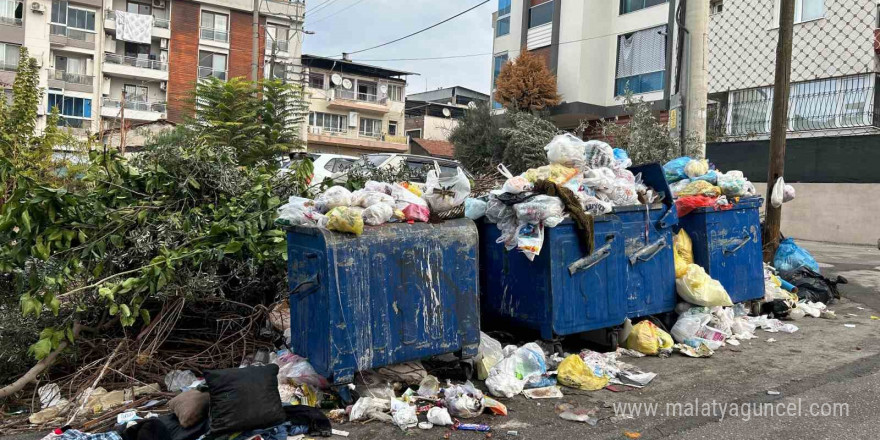 Buca’nın caddeleri çöp ve kokudan geçilmiyor