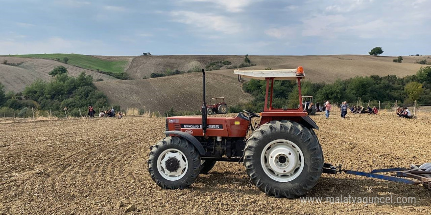 Buğday ekerken traktörün altında kalarak can verdi