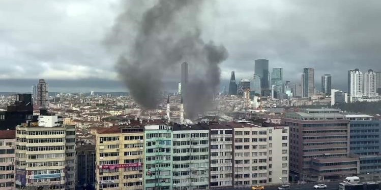 Bugün saat 16.19’da İstanbul mahreçli servis edilen 'Beyoğlu’nda otelde korkutan yangın: Mahsur kalan bir kedi kurtarıldı' başlıklı haberde yer alan aşağıdaki kare, sehven bu habere eklendiği için iptal edilmiştir. Özür...