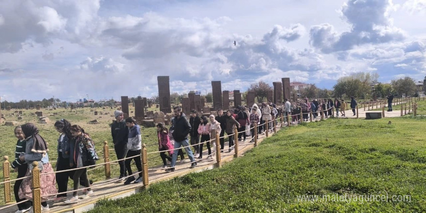 Bulanıklı öğrenciler Ahlat’ı gezdi