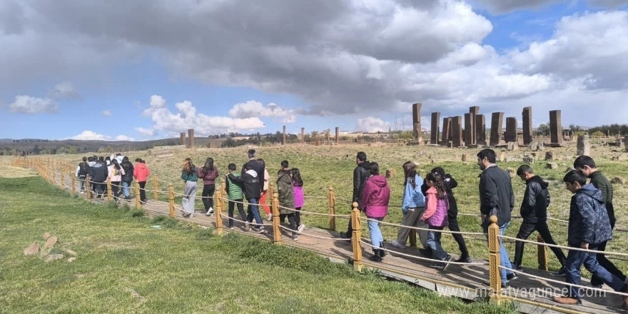 Bulanıklı öğrenciler Ahlat’ı gezdi