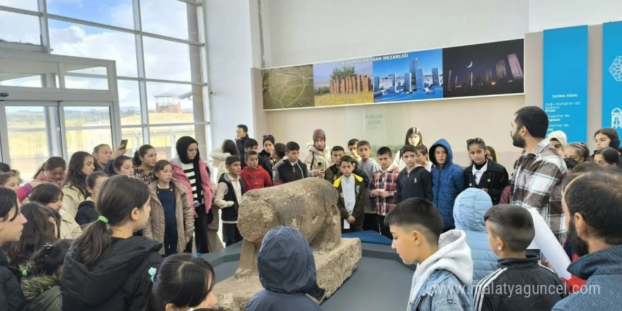 Bulanıklı öğrenciler Ahlat’ı gezdi