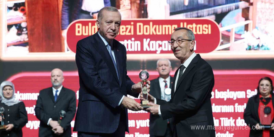 Buldanlı dokuma ustasına ‘Yaşayan İnsan Hazinesi’ ödülü