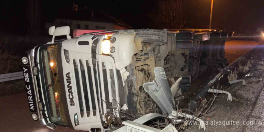 Burdur- Antalya karayolunda kontrolden çıkan tır yan yola devrildi, 1 yaralı