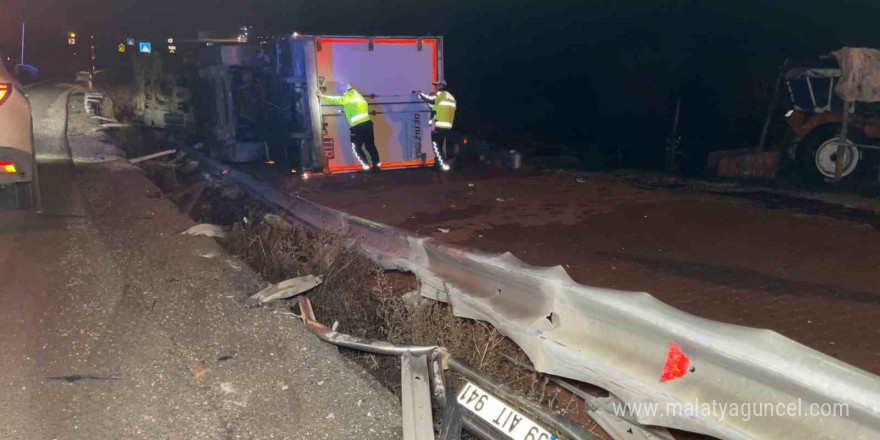 Burdur- Antalya karayolunda kontrolden çıkan tır yan yola devrildi, 1 yaralı