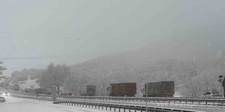 Burdur il merkezinde mevsimin ilk karı etkili oldu