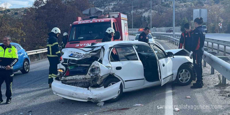 Burdur’da 3 aracın karıştığı zincirleme kazada 2 kişi yaralandı