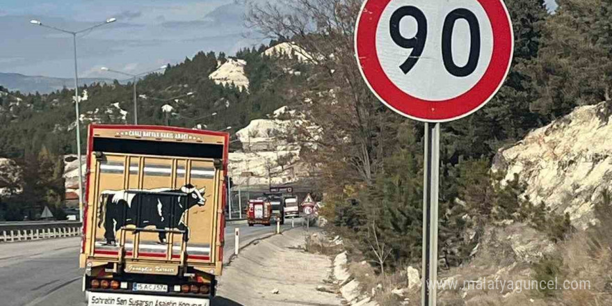 Burdur’da 3 aracın karıştığı zincirleme kazada 2 kişi yaralandı