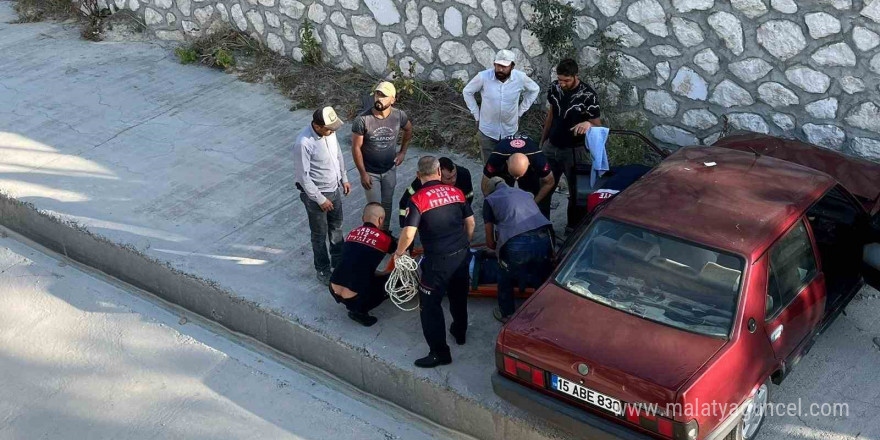 Burdur’da çaya düşen otomobil sürücüsünü itfaiye kurtardı