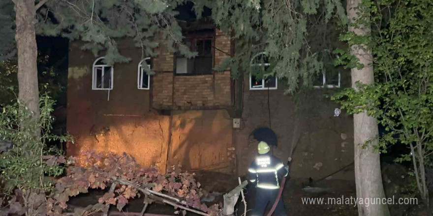 Burdur’da çıkan yangında 2 ev kül oldu