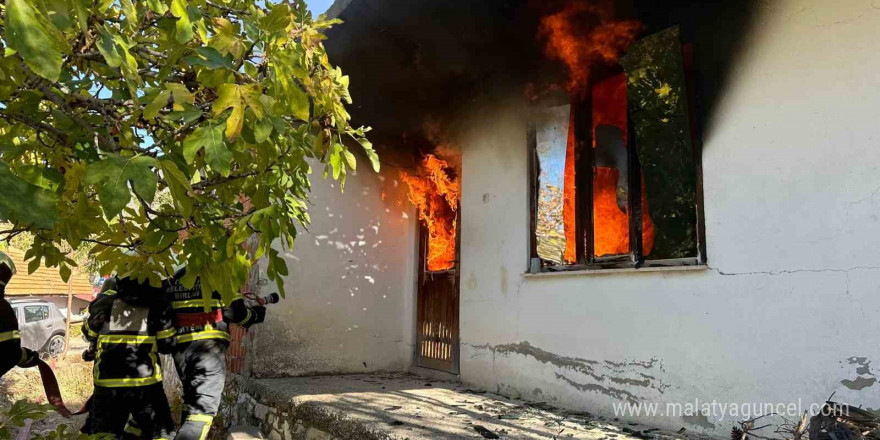 Burdur’da çıkan yangında ev alev alev yandı