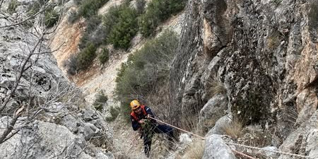 Burdur’da dağlık alanda mahsur kalan keçi kurtarıldı