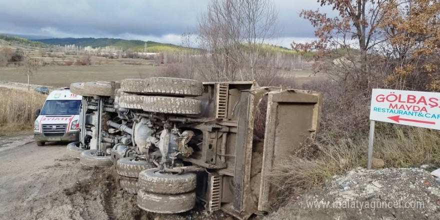 Burdur’da devrilen hafriyat kamyonundan burnu kanamadan çıktı