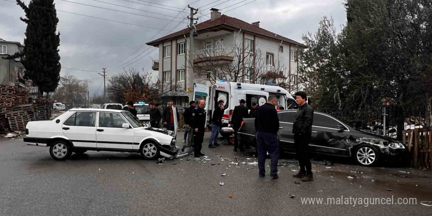 Burdur’da ehliyetsiz genç kaza yaptı: 1 yaralı