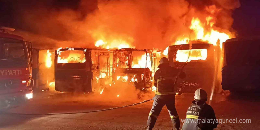 Burdur’da feci yangın: 5 halk otobüsü alev alev yanarak hurdaya döndü