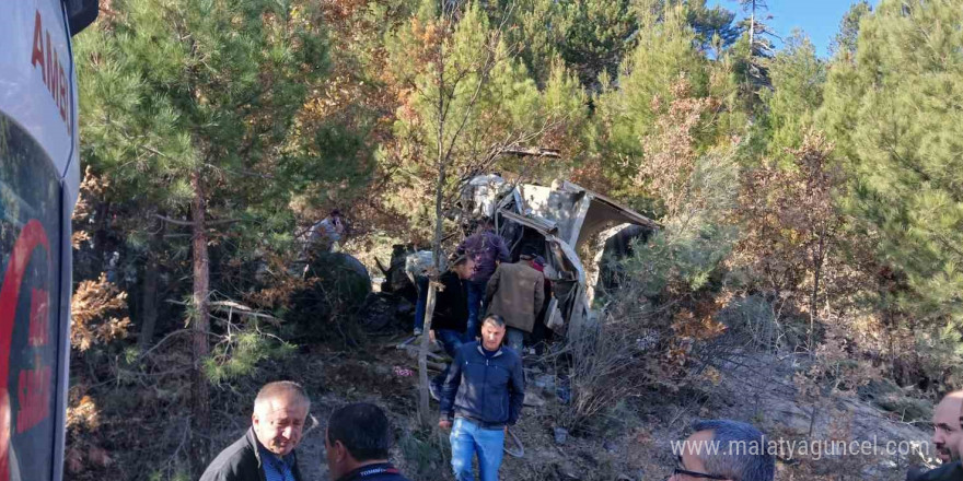 Burdur’da freni patlayıp şarampole uçan hafriyat kamyonu hurdaya döndü: 1 ağır yaralı