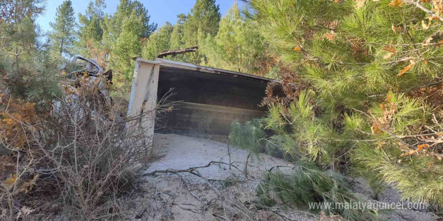 Burdur’da freni patlayıp şarampole uçan hafriyat kamyonu hurdaya döndü: 1 ağır yaralı