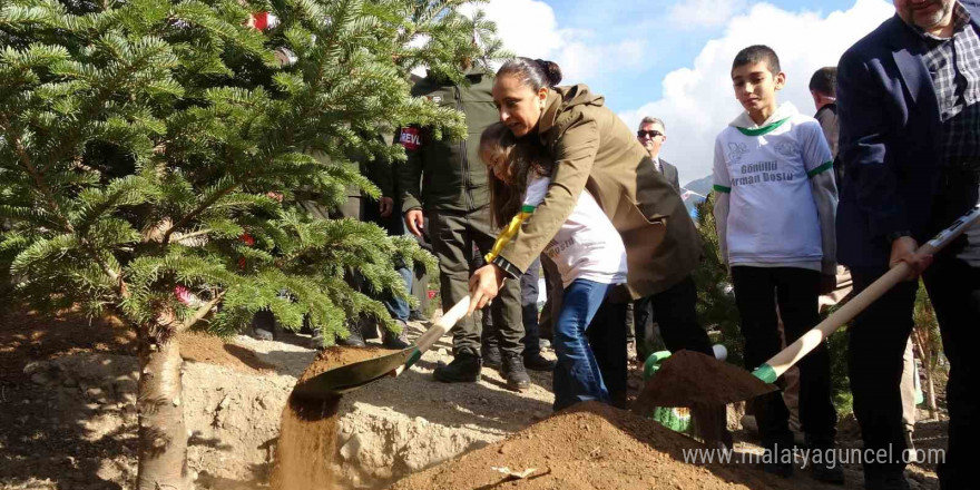 Burdur’da “Geleceğe nefes insanlığa nefes” diyerek 8 bin 850 fidan toprakla buluşturuldu