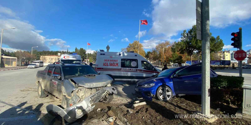 Burdur’da kamyonet ile otomobil çarpıştı: 3 yaralı