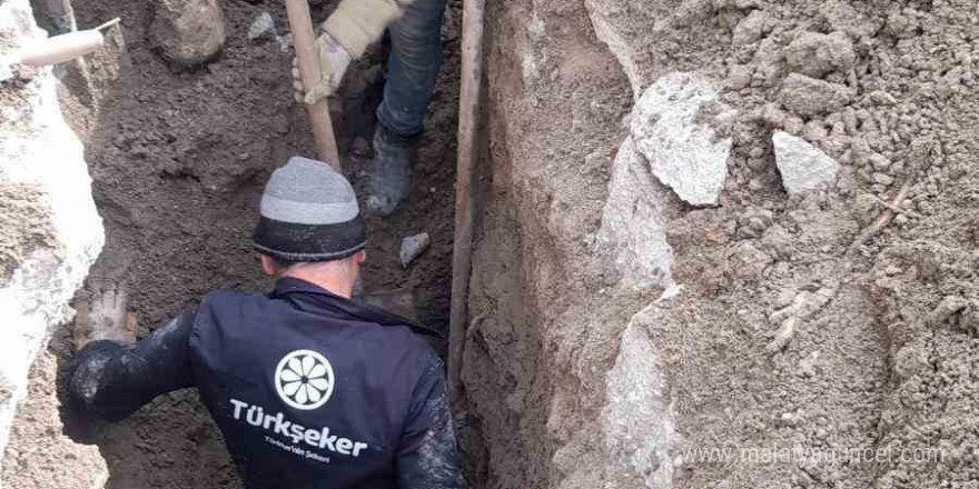 Burdur’da kazdığı çukurda bacakları toprak altında sıkışan işçiyi itfaiye kurtardı