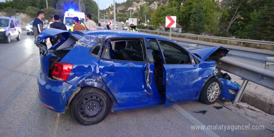 Burdur’da kontrolden çıkan otomobil önce bariyere sonra traktöre çarptı: 5 yaralı