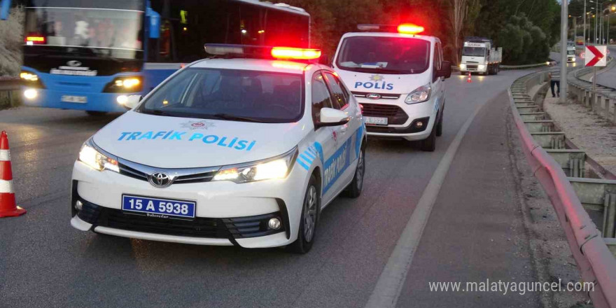 Burdur’da kontrolden çıkan otomobil önce bariyere sonra traktöre çarptı: 5 yaralı