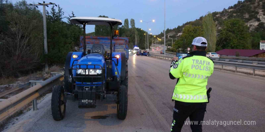 Burdur’da kontrolden çıkan otomobil önce bariyere sonra traktöre çarptı: 5 yaralı