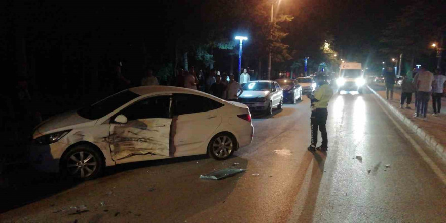 Burdur’da kontrolden çıkan otomobil park halindeki 3 araca çarptı, kaza sonrası sürücü kayıplara karıştı