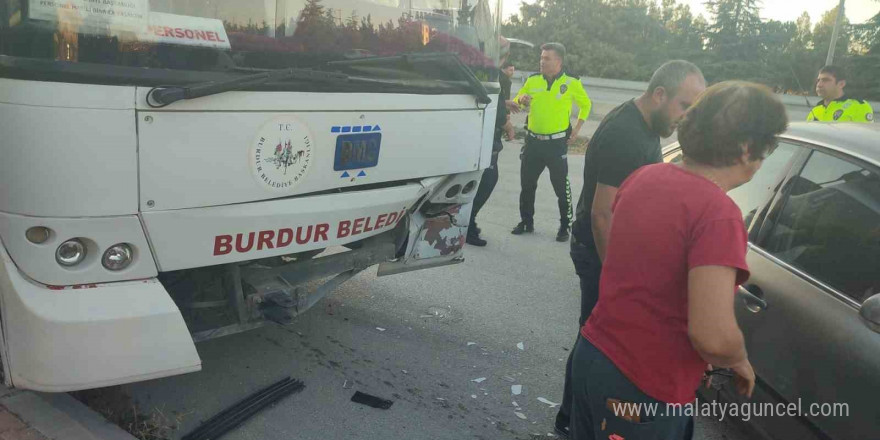 Burdur’da otomobil ile belediye otobüsü çarpıştı: 1 yaralı