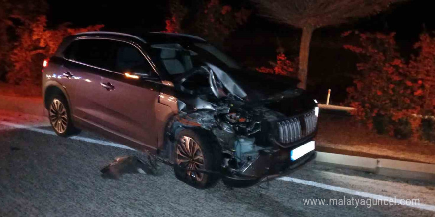 Burdur’da otomobilin arkadan çarptığı kamyonet devrildi: 1 yaralı