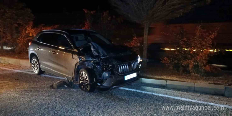 Burdur’da otomobilin arkadan çarptığı kamyonet devrildi: 1 yaralı