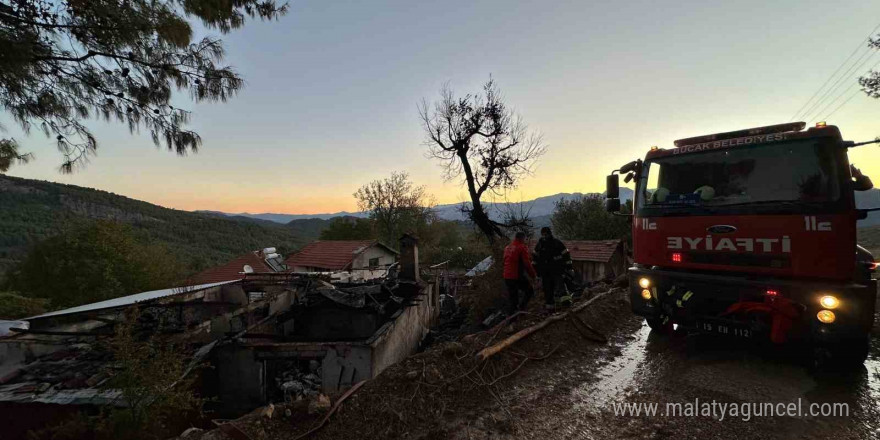 Burdur’da sabaha karşı çıkan yangında ev alevlere teslim oldu