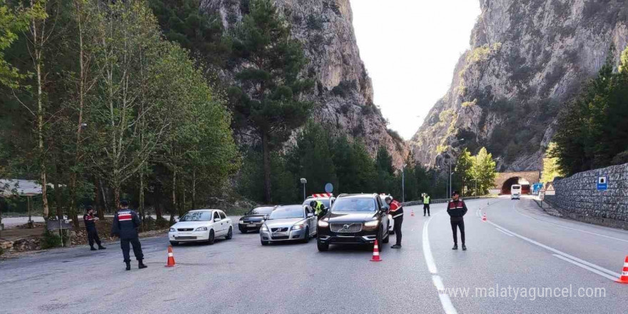 Burdur’da toplam 101 yıl kesinleşmiş hapis cezasıyla aranan 19 şahıs yakalandı