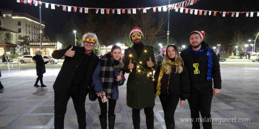 Burdur’da yılbaşı Cumhuriyet Meydanı’nda coşku ile kutlandı