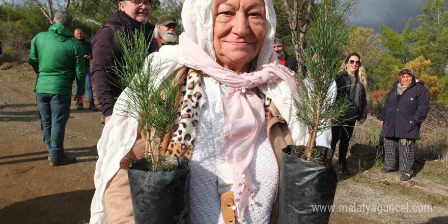 Burhaniye de 83’ lük Leyla nine ağaç dikti