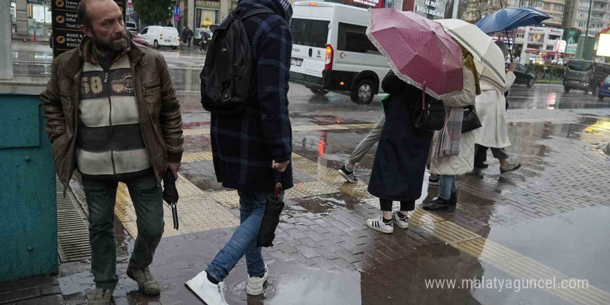 Bursa aylık ortalama yağışın yarısını bir günde aldı