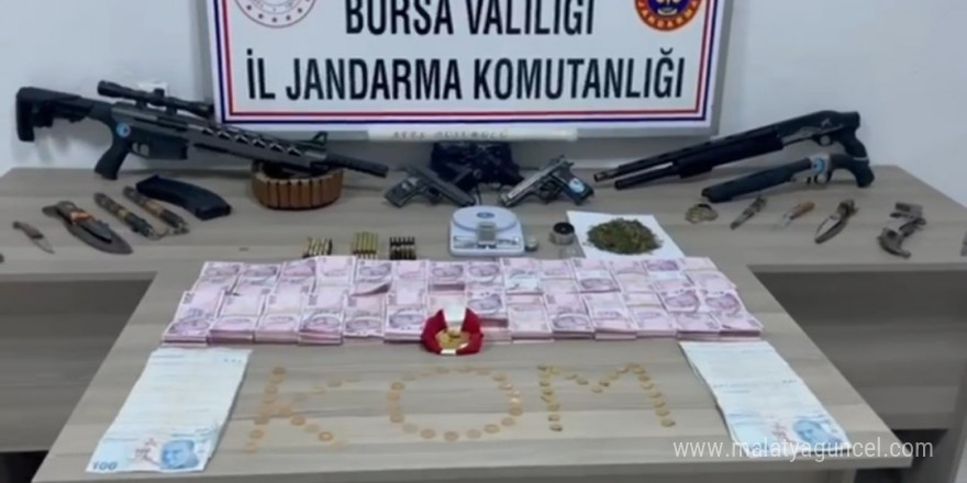 Bursa İl Jandarma Komutanlığından geniş çaplı operasyon: 10 şüpheli yakalandı, çok sayıda silah ele geçirildi